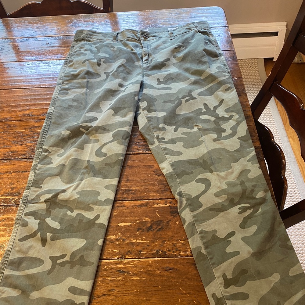 Gap camo girlfriend chino